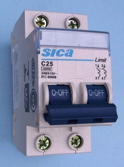 FUNCIONAMIENTO DEL INTERRUPTOR TERMOMAGNETICO